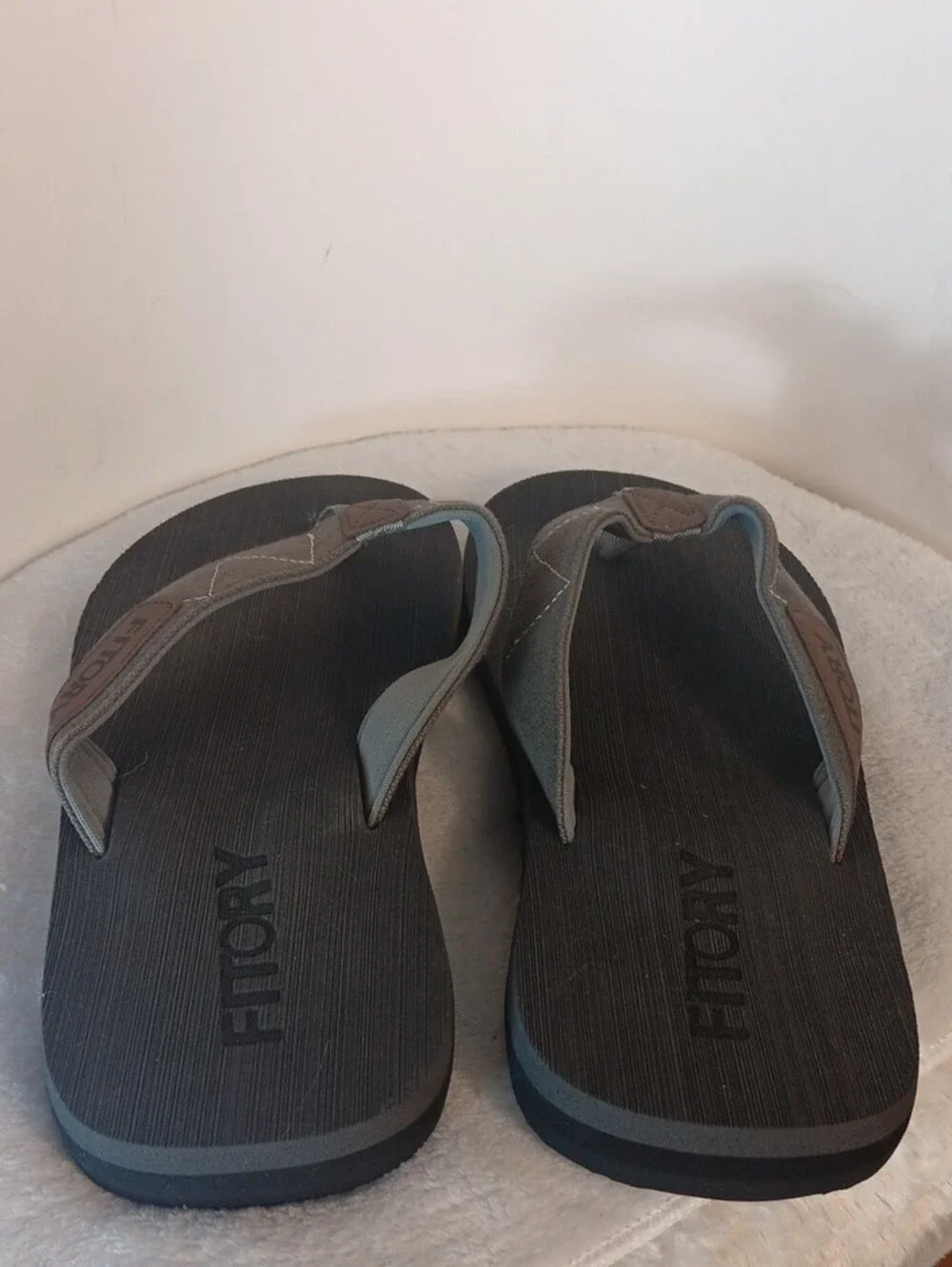 Fitory Men’s Black and Brown Comfort Flip Flops